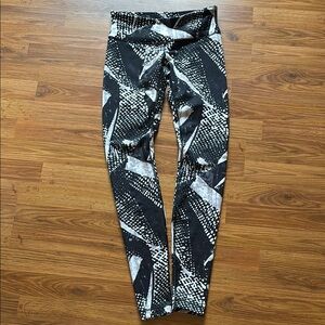 Lululemon Wunder Under Geometric Black and White Leggings Size 6